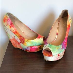 Multicolored peep toe pumps